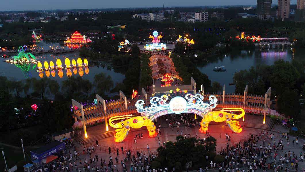 非遗名录 | 游人摩肩接踵 蔚为壮观——潜江灯会(图1) 非遗名录 | 游人摩肩接踵 蔚为壮观——潜江灯会(图1)