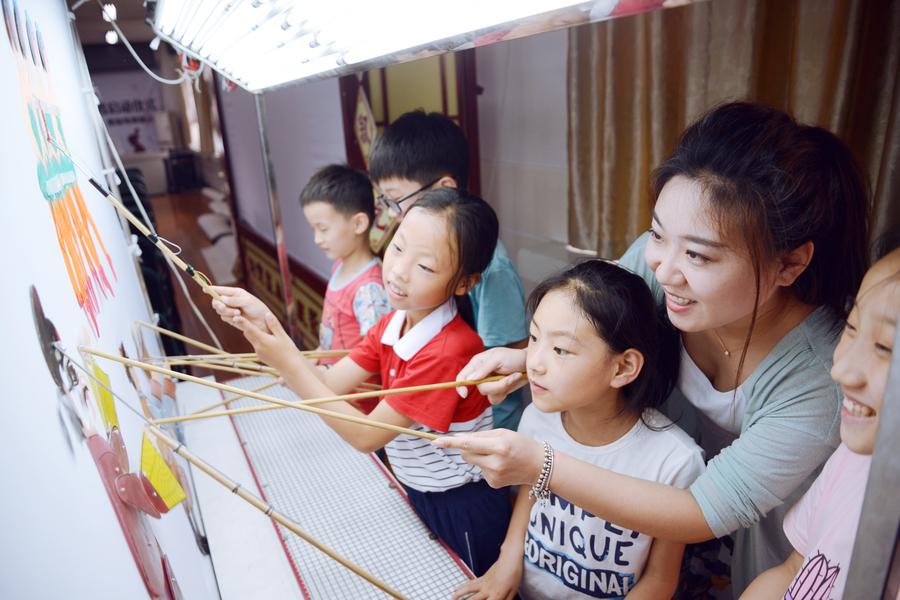 济南皮影戏:在“玩”中普及传统文化(图1) 济南皮影戏:在“玩”中普及传统文化(图1)