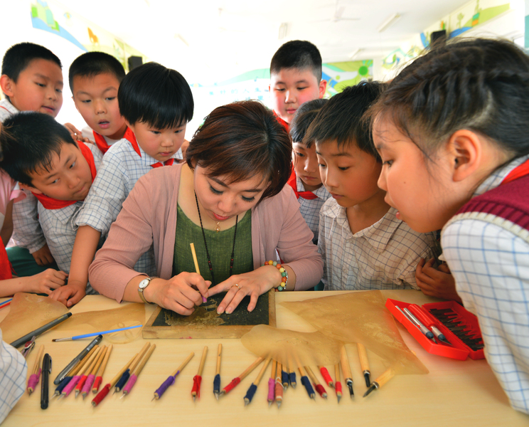 济南皮影戏:在“玩”中普及传统文化(图3) 济南皮影戏:在“玩”中普及传统文化(图3)